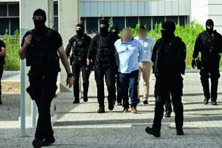 Τα δύο αδέλφια που φέρονται ως φυσικοί αυτουργοί της δολοφονίας του Γιώργου Καραϊβάζ, ενώ οδηγούνται στο δικαστήριο